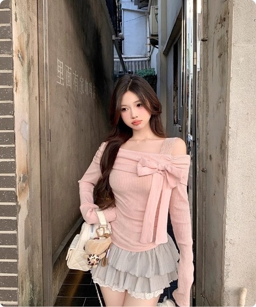 I.O.E（アイオイ）の「フェミニンリボンオフショルダートップス（Tシャツ/カットソー・レディース・ピンク/アイボリー・FREE）」の14枚目の写真
