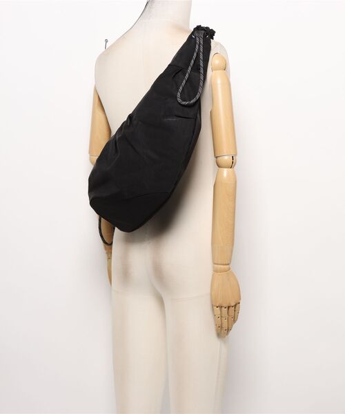 F/CE. （エフシーイー）の「F/CE./エフシーイー　TEXTURED TWILL BODY BAG 12L（ボディバッグ/ウエストポーチ・メンズ・ブラック/ネイビー/チャコールグレー・FREE）」の13枚目の写真