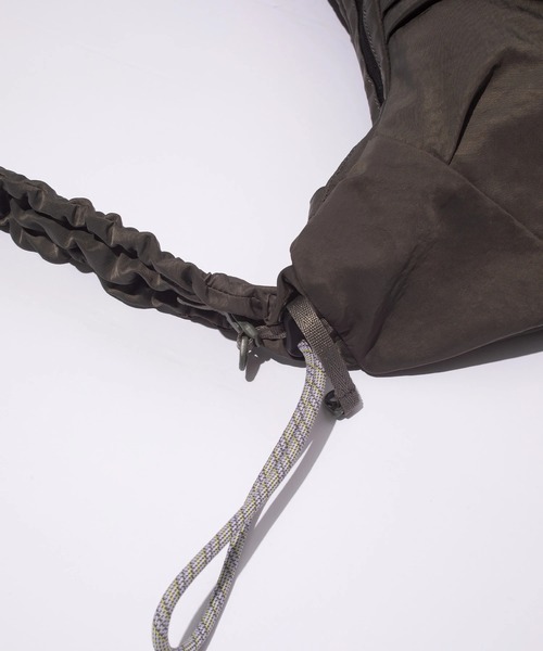 F/CE. （エフシーイー）の「F/CE./エフシーイー　TEXTURED TWILL BODY BAG 12L（ボディバッグ/ウエストポーチ・メンズ・ブラック/ネイビー/チャコールグレー・FREE）」の19枚目の写真