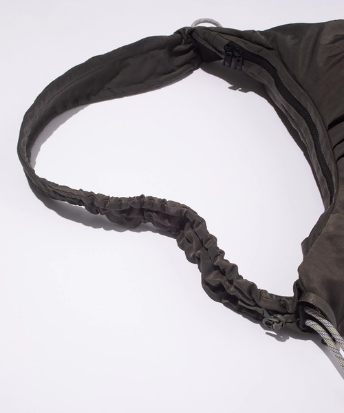 F/CE. （エフシーイー）の「F/CE./エフシーイー　TEXTURED TWILL BODY BAG 12L（ボディバッグ/ウエストポーチ・メンズ・ブラック/ネイビー/チャコールグレー・FREE）」の21枚目の写真