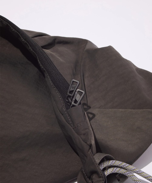 F/CE. （エフシーイー）の「F/CE./エフシーイー　TEXTURED TWILL BODY BAG 12L（ボディバッグ/ウエストポーチ・メンズ・ブラック/ネイビー/チャコールグレー・FREE）」の4枚目の写真