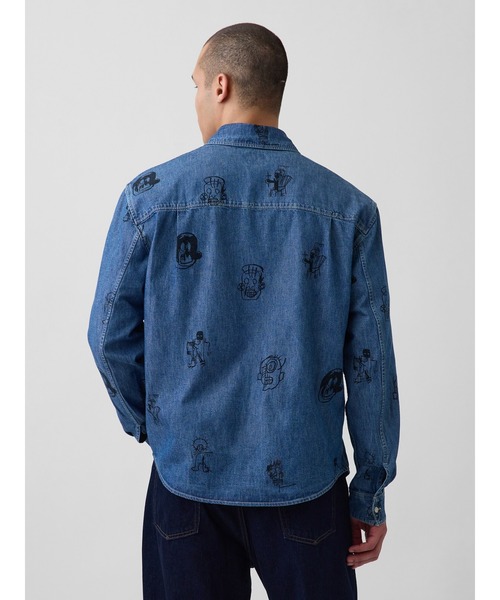 GAP（ギャップ）の「ジャン＝ミシェル・バスキア プリント デニムシャツ（シャツ/ブラウス・メンズ・インディゴブルー・S/L/M/XL/XS）」の2枚目の写真