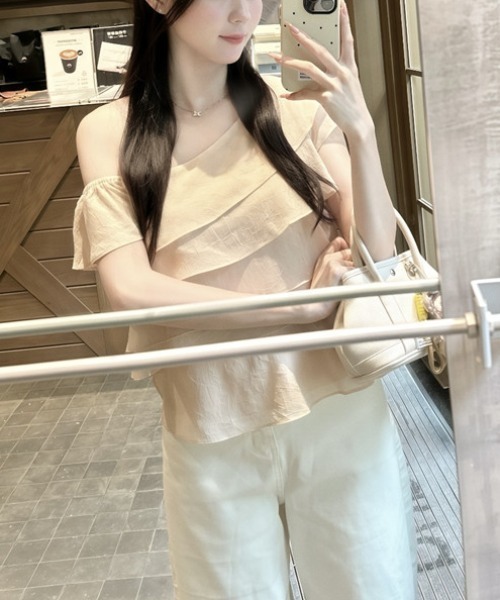 LUCPY（ラクピー）の「ワンショルダーフリルシフォンブラウス（シャツ/ブラウス・レディース・ベージュ・X-LARGE/LARGE/MEDIUM/SMALL）」の2枚目の写真