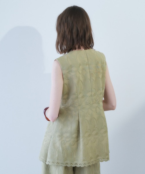 YECCA VECCA(イェッカヴェッカ)の「刺繍ペプラムジレ【セットアップ対応】(ベスト・レディース・ベージュ/ブラック・FREE)」の6枚目の写真