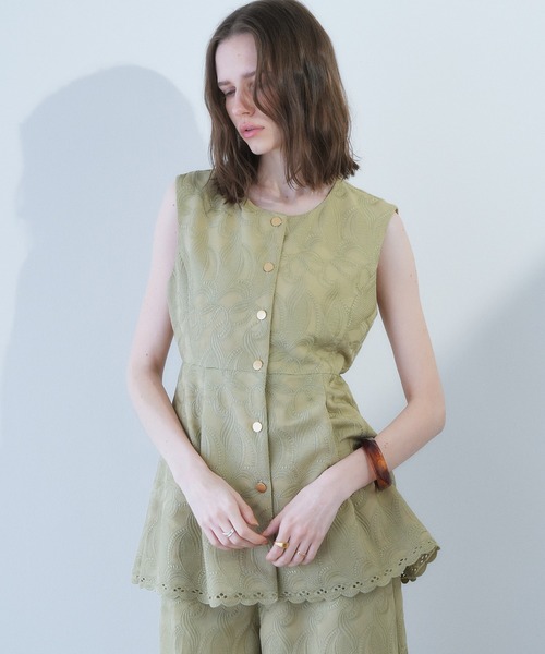 YECCA VECCA(イェッカヴェッカ)の「刺繍ペプラムジレ【セットアップ対応】(ベスト・レディース・ベージュ/ブラック・FREE)」の4枚目の写真