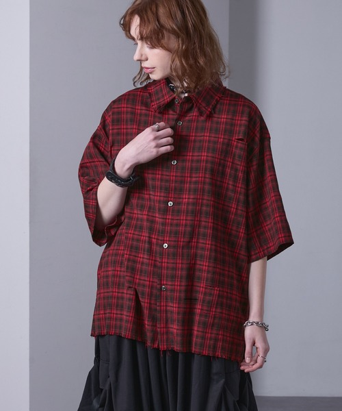 EMMA CLOTHES(エマクローズ)の「distressed short-sleeved check shirt/ダメージ加工半袖チェックシャツ【黒色コラボ】(シャツ/ブラウス・メンズ・レッド系1/ブラック系1・S/M)」の1枚目の写真