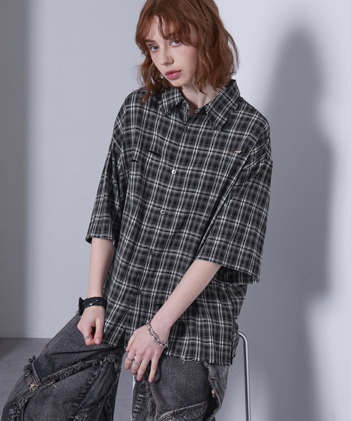 EMMA CLOTHES(エマクローズ)の「distressed short-sleeved check shirt/ダメージ加工半袖チェックシャツ【黒色コラボ】(シャツ/ブラウス・メンズ・レッド系1/ブラック系1・S/M)」の15枚目の写真