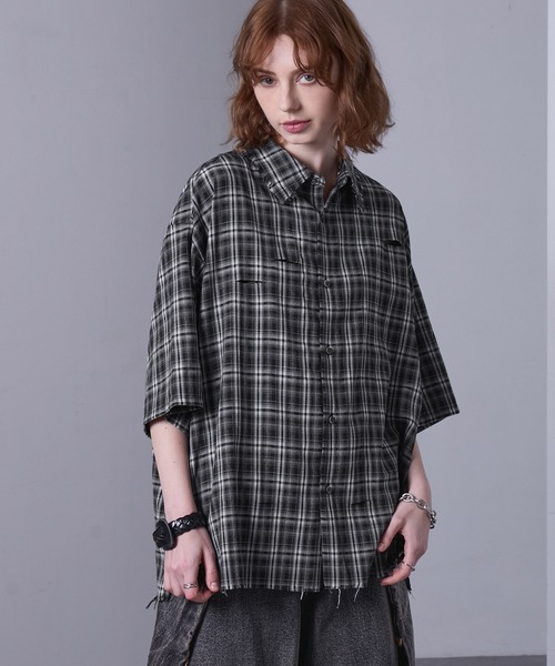 EMMA CLOTHES(エマクローズ)の「distressed short-sleeved check shirt/ダメージ加工半袖チェックシャツ【黒色コラボ】(シャツ/ブラウス・メンズ・レッド系1/ブラック系1・S/M)」の16枚目の写真