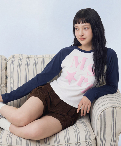 MASMARULEZ APPAREL(マスマルールズ アパレル)の「Typo Raglan Long Sleeve_Navy(Tシャツ/カットソー・レディース・ネイビー・ONE SIZE)」の2枚目の写真