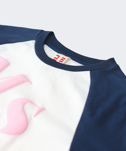 MASMARULEZ APPAREL(マスマルールズ アパレル)の「Typo Raglan Long Sleeve_Navy(Tシャツ/カットソー・レディース・ネイビー・ONE SIZE)」の5枚目の写真