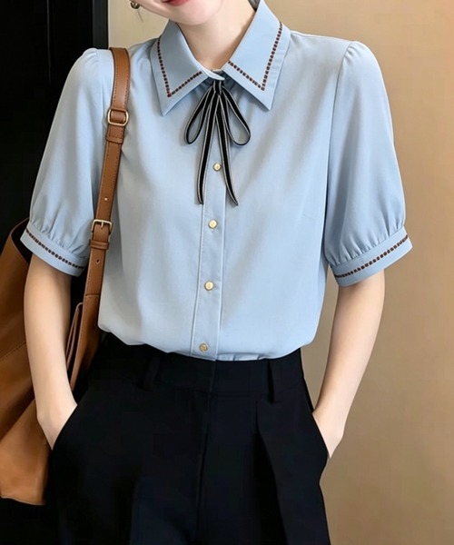 LUCPY（ラクピー）の「リボンタイ配色ステッチブラウス（シャツ/ブラウス・レディース・ライトブルー/アイボリー/ホワイト・MEDIUM/LARGE/X-LARGE/SMALL）」の4枚目の写真