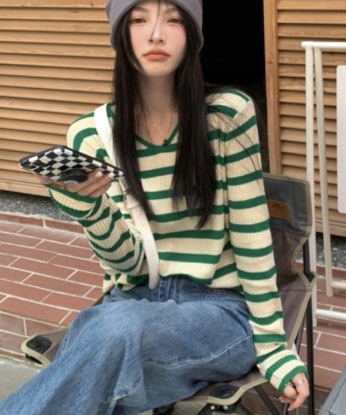 LETee（レティー）の「韓国ストリート感たっぷり♪着回し抜群のボーダーロングスリーブTシャツ（ニット/セーター・レディース・グリーン/ブラック/ブルー・FREE）」の15枚目の写真