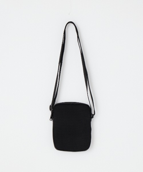 FRED PERRY（フレッドペリー）の「【WEB限定】[FRED PERRY/フレッドペリー] クリンクル ナイロン スモールサイド ショルダーバッグ（ショルダーバッグ・レディース・ブラック・ONE SIZE）」の9枚目の写真