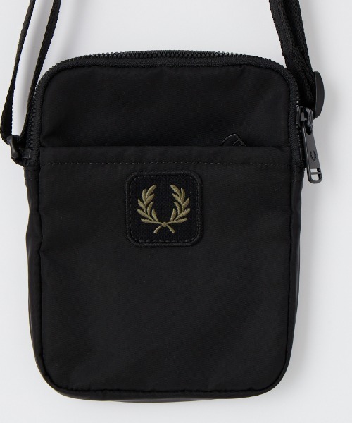 FRED PERRY（フレッドペリー）の「【WEB限定】[FRED PERRY/フレッドペリー] クリンクル ナイロン スモールサイド ショルダーバッグ（ショルダーバッグ・レディース・ブラック・ONE SIZE）」の8枚目の写真