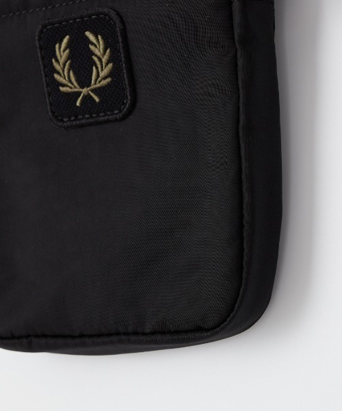 FRED PERRY（フレッドペリー）の「【WEB限定】[FRED PERRY/フレッドペリー] クリンクル ナイロン スモールサイド ショルダーバッグ（ショルダーバッグ・レディース・ブラック・ONE SIZE）」の7枚目の写真