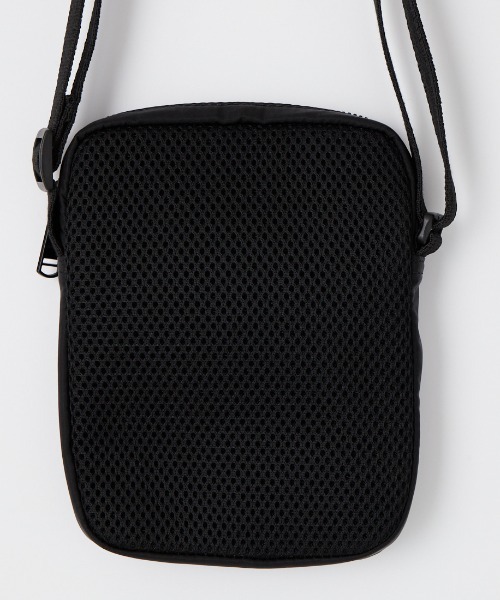 FRED PERRY（フレッドペリー）の「【WEB限定】[FRED PERRY/フレッドペリー] クリンクル ナイロン スモールサイド ショルダーバッグ（ショルダーバッグ・レディース・ブラック・ONE SIZE）」の5枚目の写真