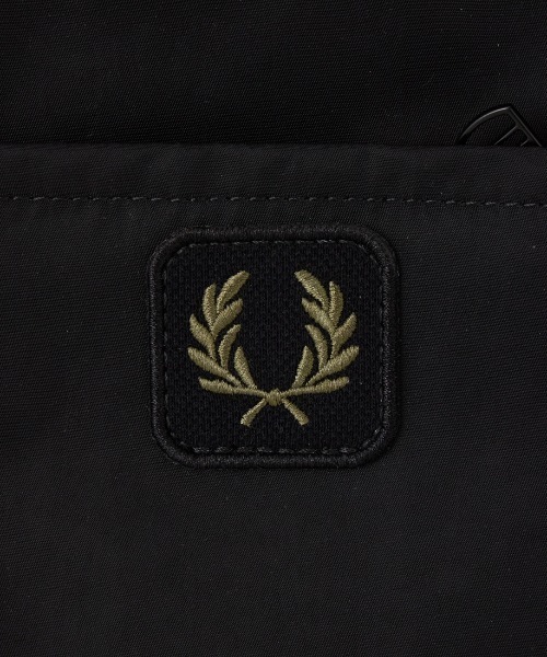 FRED PERRY（フレッドペリー）の「【WEB限定】[FRED PERRY/フレッドペリー] クリンクル ナイロン スモールサイド ショルダーバッグ（ショルダーバッグ・レディース・ブラック・ONE SIZE）」の4枚目の写真