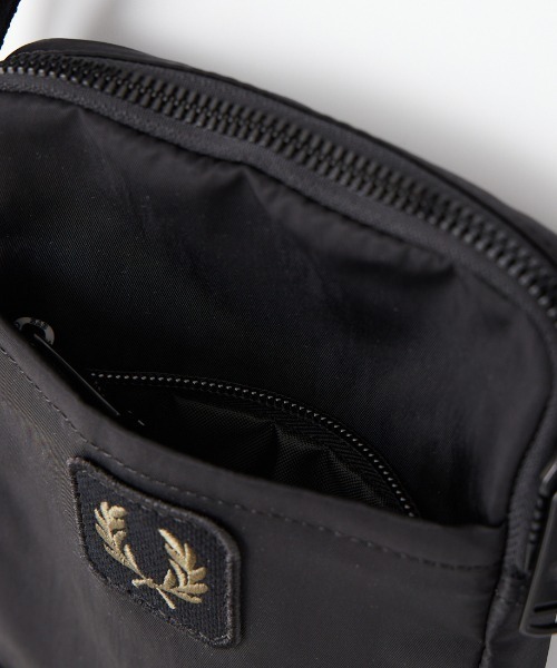 FRED PERRY（フレッドペリー）の「【WEB限定】[FRED PERRY/フレッドペリー] クリンクル ナイロン スモールサイド ショルダーバッグ（ショルダーバッグ・レディース・ブラック・ONE SIZE）」の3枚目の写真