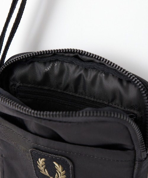 FRED PERRY（フレッドペリー）の「【WEB限定】[FRED PERRY/フレッドペリー] クリンクル ナイロン スモールサイド ショルダーバッグ（ショルダーバッグ・レディース・ブラック・ONE SIZE）」の2枚目の写真