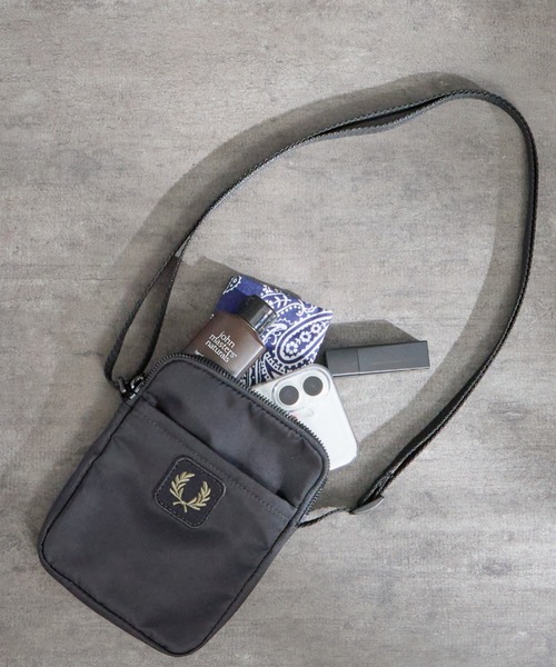 FRED PERRY（フレッドペリー）の「【WEB限定】[FRED PERRY/フレッドペリー] クリンクル ナイロン スモールサイド ショルダーバッグ（ショルダーバッグ・レディース・ブラック・ONE SIZE）」の11枚目の写真