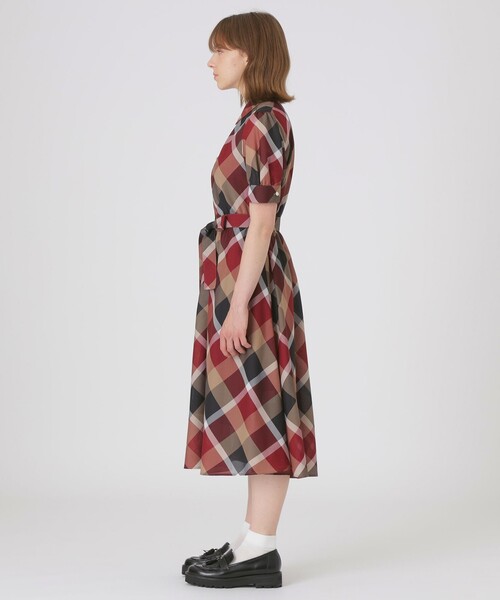 BLUE LABEL CRESTBRIDGE(ブルーレーベルクレストブリッジ)の「クレストブリッジチェックカラミクロスドレス(ワンピース・レディース・レッド/パープル系その他4・36/38/40)」の3枚目の写真