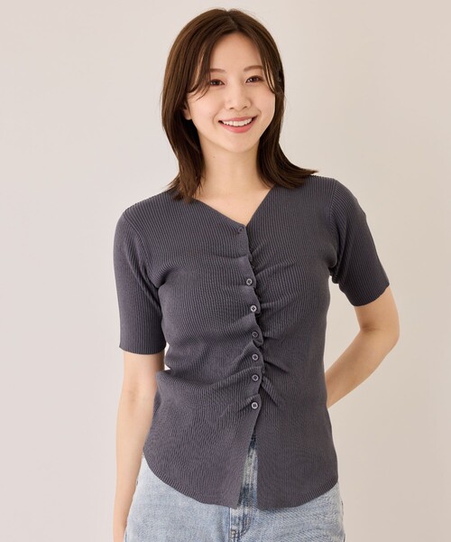 Jayro(ジャイロ)の「ボタン付きフロントギャザーリブ半袖ニット(ニット/セーター・レディース・ネイビー/チャコールグレー/ブラック/ブルー/ホワイト・M)」の4枚目の写真