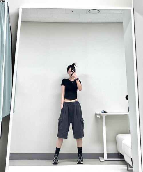 URBANAGE(アーバンエイジ)の「バミューダピグメントワンタッチカーゴスウェットショートパンツチャコール(その他パンツ・レディース・その他・MEDIUM/LARGE/X-LARGE)」の2枚目の写真