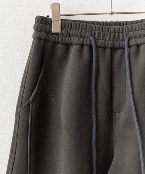 Chick（チック）の「カーブシルエット イージースウェットパンツ 2026年春夏（スウェットパンツ・メンズ・ダークグレー/ホワイト・L/M）」の8枚目の写真