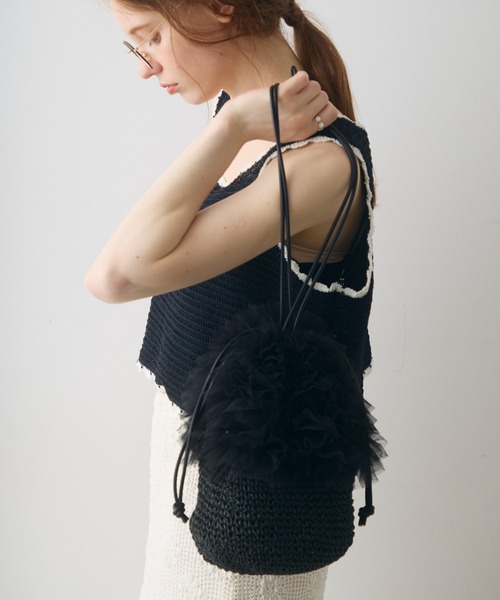 Crisp(クリスプ)の「frill drawstring bag / フリルドローストリングバッグ(かごバッグ・レディース・ブラック/ベージュ・FREE)」の2枚目の写真