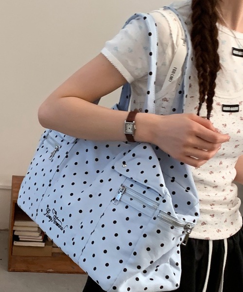 LYEON（リヨン）の「マルチポケットドット柄ボストンバッグ/BIGショルダーバッグ（ショルダーバッグ・レディース・ブラック/ブルー/オフホワイト・FREE）」の3枚目の写真