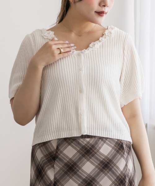 CLETTE(クレット)の「フラワーVネックニットカーディガン(カーディガン/ボレロ・レディース・ピンク/オフホワイト/ブラック・LL/4L/3L)」の4枚目の写真
