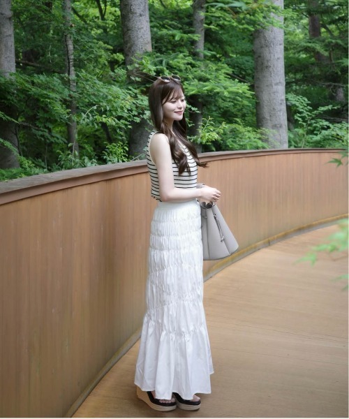 CURA CLOSET（キュラ クローゼット）の「【@loverara.loverara コラボ】シャーリングフレアロングスカート（スカート・レディース・ブラック/ホワイト/ベージュ・フリー）」の4枚目の写真