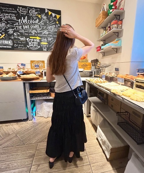 CURA CLOSET（キュラ クローゼット）の「【@loverara.loverara コラボ】シャーリングフレアロングスカート（スカート・レディース・ブラック/ホワイト/ベージュ・フリー）」の11枚目の写真