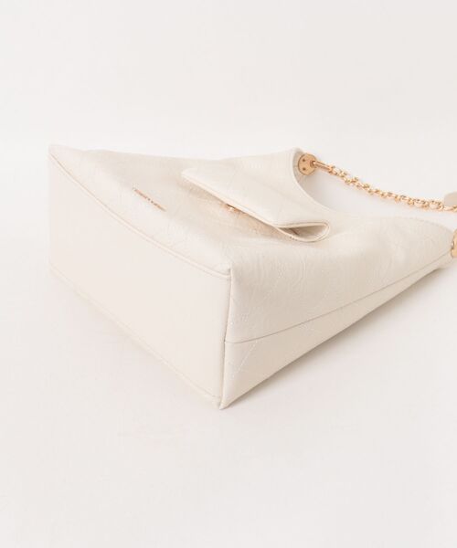CHARLES & KEITH(チャールズ & キース)の「Duo ドゥオ キルト フロントポケット チェーン ホーボーバッグ(ショルダーバッグ・レディース・ピンク系その他3/クリーム/スミクロ・M)」の14枚目の写真