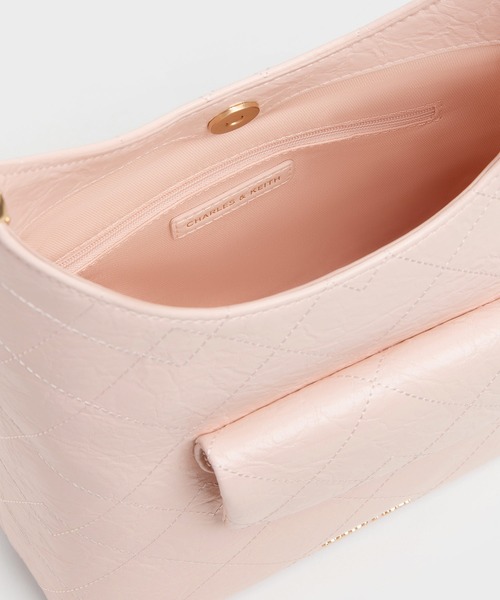 CHARLES & KEITH(チャールズ & キース)の「Duo ドゥオ キルト フロントポケット チェーン ホーボーバッグ(ショルダーバッグ・レディース・ピンク系その他3/クリーム/スミクロ・M)」の9枚目の写真
