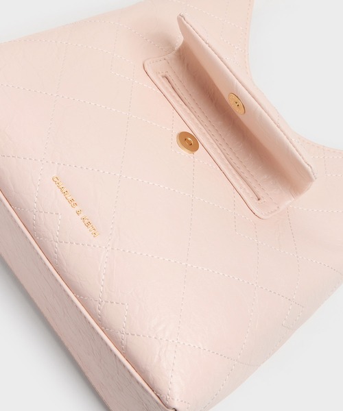 CHARLES & KEITH(チャールズ & キース)の「Duo ドゥオ キルト フロントポケット チェーン ホーボーバッグ(ショルダーバッグ・レディース・ピンク系その他3/クリーム/スミクロ・M)」の10枚目の写真