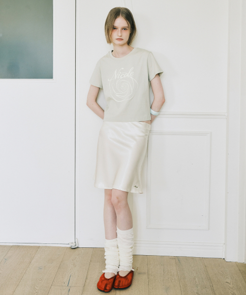 NICK&NICOLE(ニックアンドニコール)の「SATIN FLARE MIDI SKIRT_IVORY(スカート・レディース・その他・SMALL/MEDIUM/LARGE)」の2枚目の写真