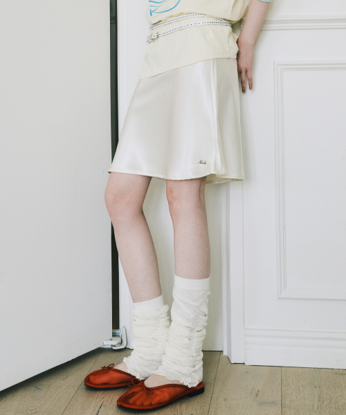 NICK&NICOLE(ニックアンドニコール)の「SATIN FLARE MIDI SKIRT_IVORY(スカート・レディース・その他・SMALL/MEDIUM/LARGE)」の3枚目の写真
