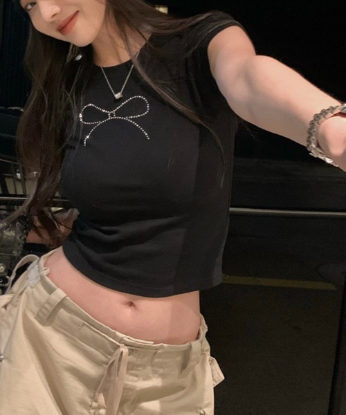shyam inspiration（シャムインスピレーション）の「リボンラインストーンコンパクトTシャツ/半袖/ミニT/ショート丈/クロップド（Tシャツ/カットソー・レディース・ホワイト/ブラック・L/M）」の4枚目の写真
