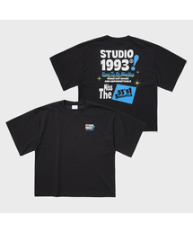 1993STUDIO（1993スタジオ）の「レトロマルチタイポオーバーサイズグラフィックTシャツ_ブラック（Tシャツ/カットソー）」