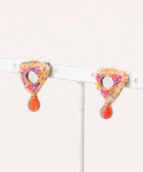 tone（トーン）の「【macree】ミラー刺繍とガラスビーズの小さな三角ピアス（ピアス（両耳用）・レディース・オレンジ/グリーン・FREE）」の2枚目の写真
