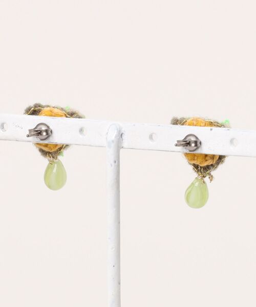 tone（トーン）の「【macree】ミラー刺繍とガラスビーズの小さな三角ピアス（ピアス（両耳用）・レディース・オレンジ/グリーン・FREE）」の3枚目の写真