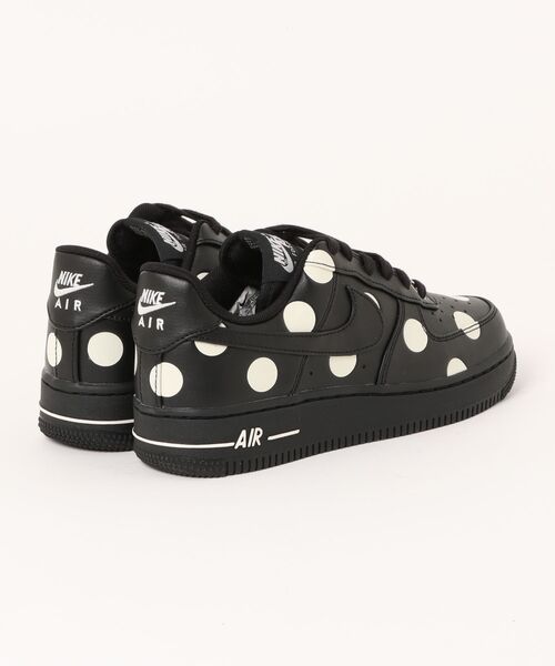 NIKE(ナイキ)の「NIKE WMNS AIR FORCE 1 07 IR8647-001(スニーカー・レディース・ブラック・23cm/23.5cm/24cm/25cm/24.5cm/25.5cm)」の2枚目の写真