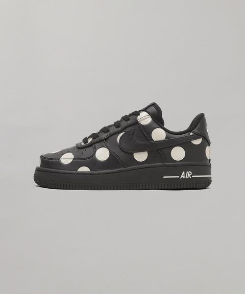 NIKE(ナイキ)の「NIKE WMNS AIR FORCE 1 07 IR8647-001(スニーカー・レディース・ブラック・23cm/23.5cm/24cm/25cm/24.5cm/25.5cm)」の1枚目の写真