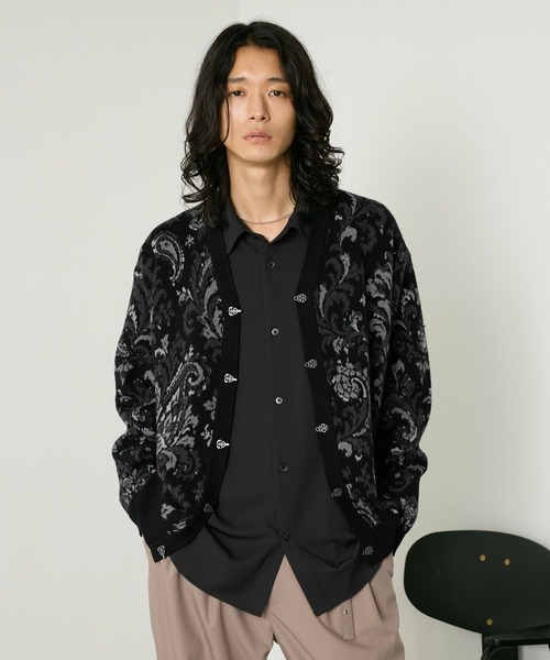 RAGEBLUE(レイジブルー)の「METAL BUTTON DAMASK CARDIGAN/メタルボタンダマスク柄カーディガン(カーディガン/ボレロ・メンズ・ブラック/グレー・MEDIUM/LARGE)」の2枚目の写真