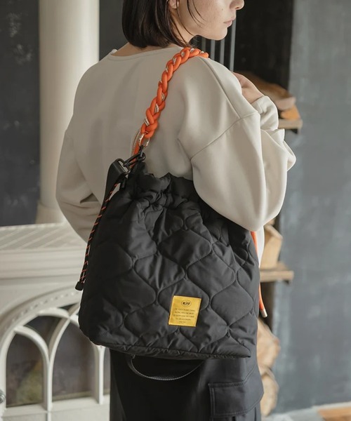 KiU(キウ)の「【KiU】パデッドパラコードハンドルトートバッグ K575(トートバッグ・レディース・ブラック/グリーン/アイボリー・FREE)」の1枚目の写真