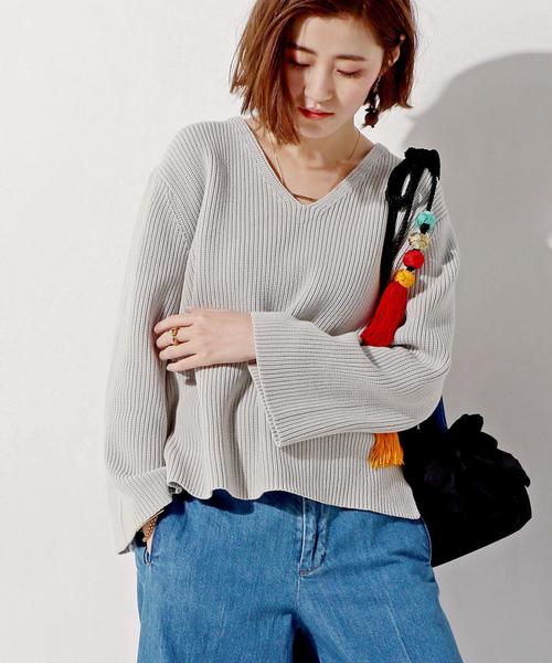 UNITED ARROWS(ユナイテッドアローズ)の「○UWBT アゼ フレア Vネック ニット◆(ニット/セーター・レディース・ライトグレー/ライトピンク/クリーム・フリー)」の2枚目の写真
