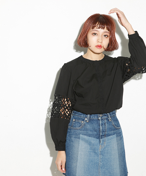 SLY（スライ）の「LACE WORK CROPPED TOPS（Tシャツ/カットソー・レディース・ブラック/ホワイト・2/1）」の2枚目の写真