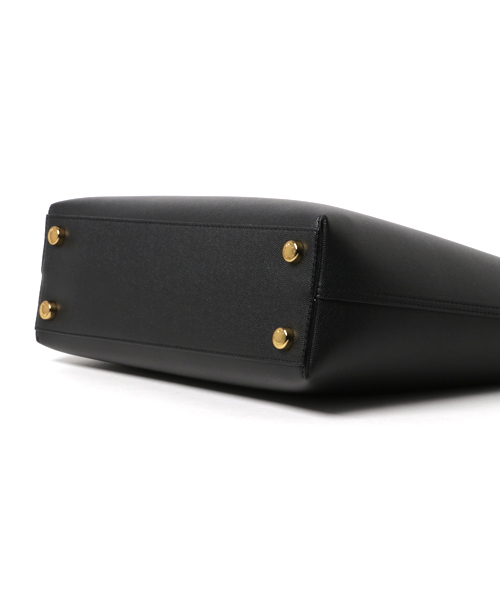 CHARLES & KEITH（チャールズ & キース）の「オーバーサイズチェーンストラップバッグ / OVERSIZED CHAIN-STRAP BAG（トートバッグ・レディース・ブロンズ/レッド/ブラック・XL）」の5枚目の写真