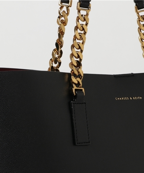 CHARLES & KEITH（チャールズ & キース）の「オーバーサイズチェーンストラップバッグ / OVERSIZED CHAIN-STRAP BAG（トートバッグ・レディース・ブロンズ/レッド/ブラック・XL）」の9枚目の写真